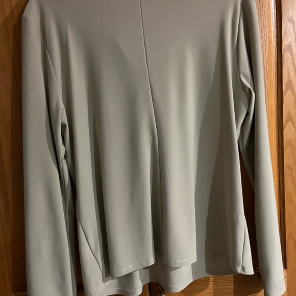 Women’s Cream color Top Preowned - Picture 3 of 4